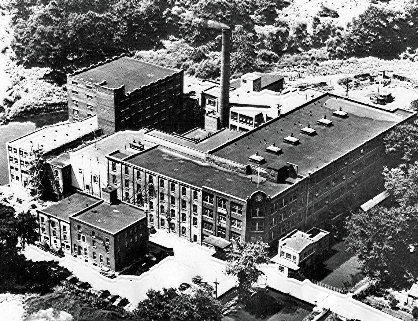 Slingsby Manufacturing Company Ltd Started by William Slingsby, a Yorkshireman, in 1872.The company grew from 15 employees to over 800 by 1947. The plant was located on Grand River Avenue at the foot of St Paul Avenue. Canadian Celanese of Montreal acquired the company on 13-February-1959. Image courtesy of the Brant Historical Society