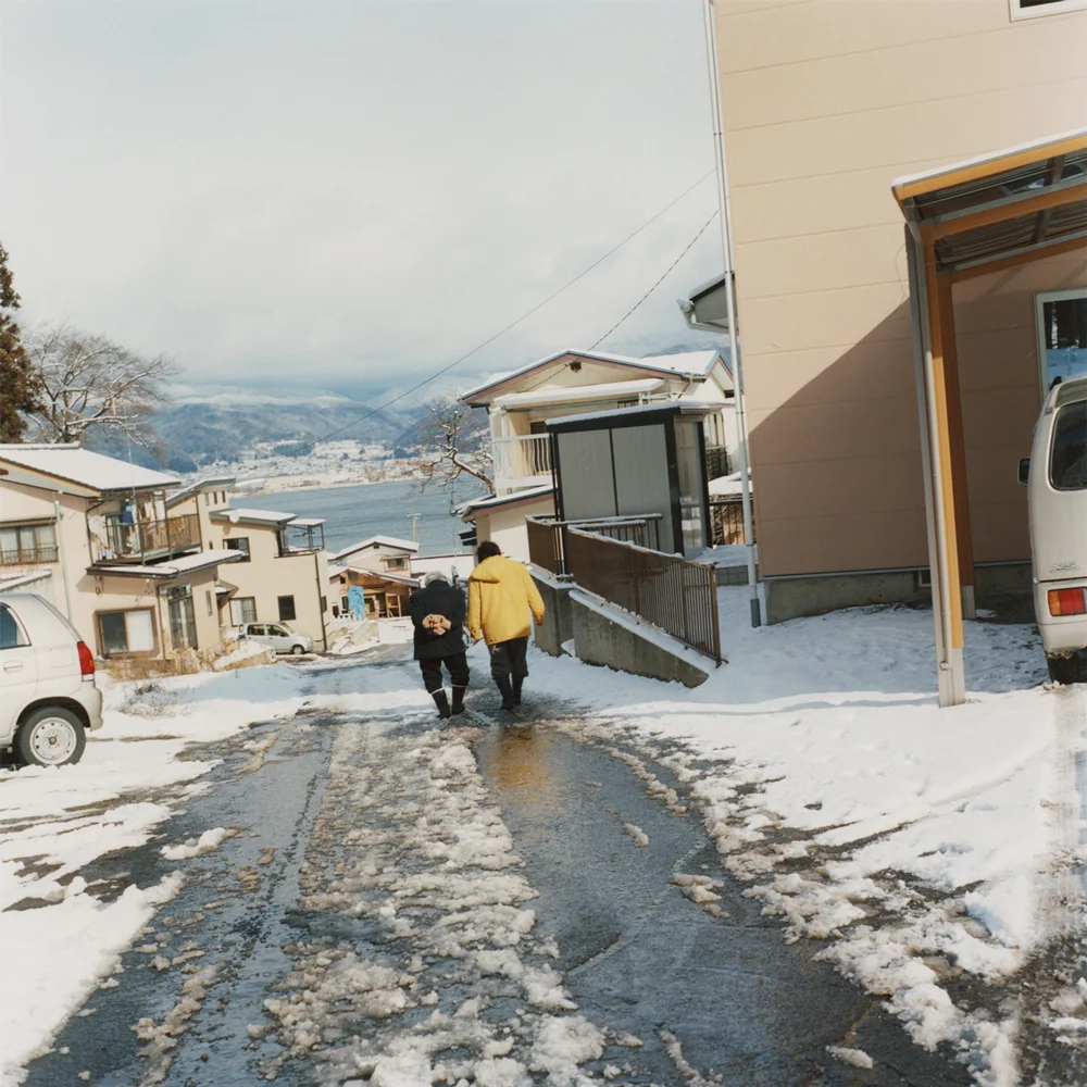 “Sakamichi (a sloping road)”: Walking down the slope with the neighbors after the first shrine visit of the New Year. 