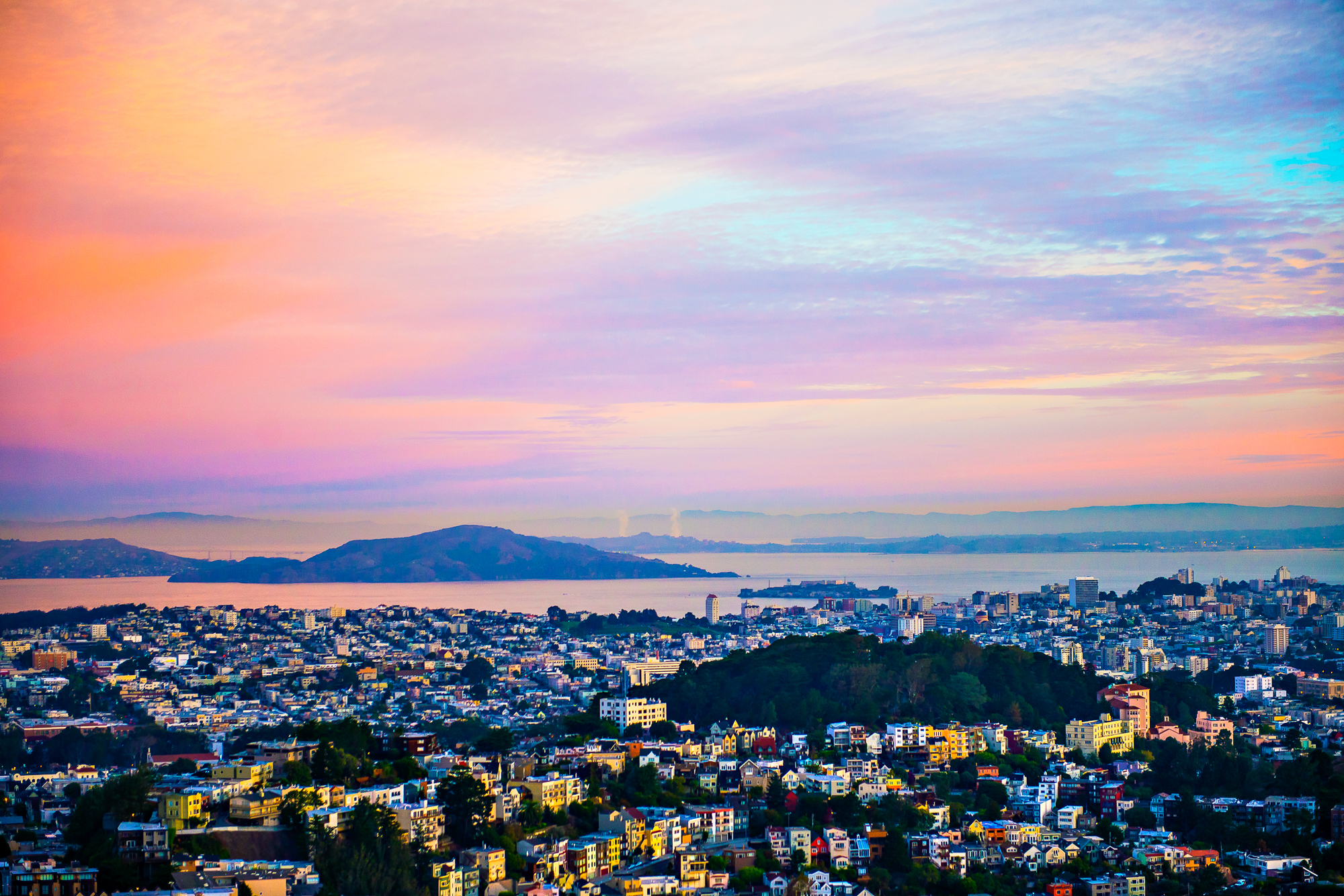 Sunrise overlooking the city from the top of Twin Peaks in San Francisco, Calif. (© Hanna A. Yamamoto 2014)
