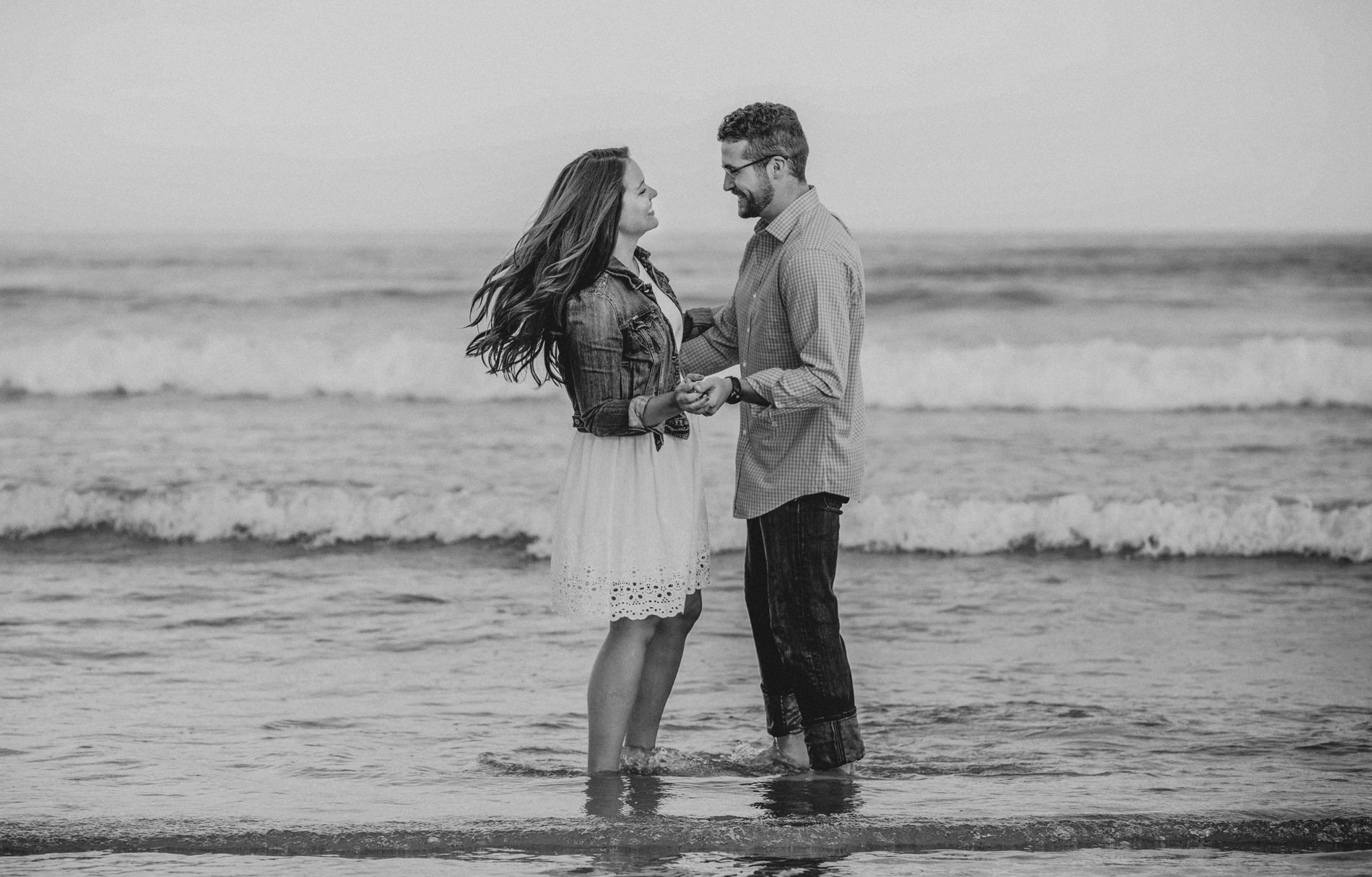  lovely couple engagement photos beach 