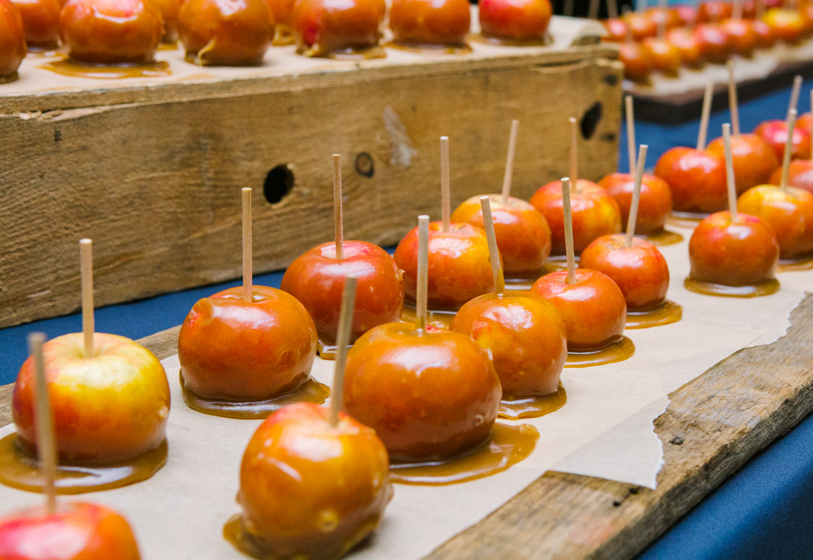 candy apples at a fall wedding in portland