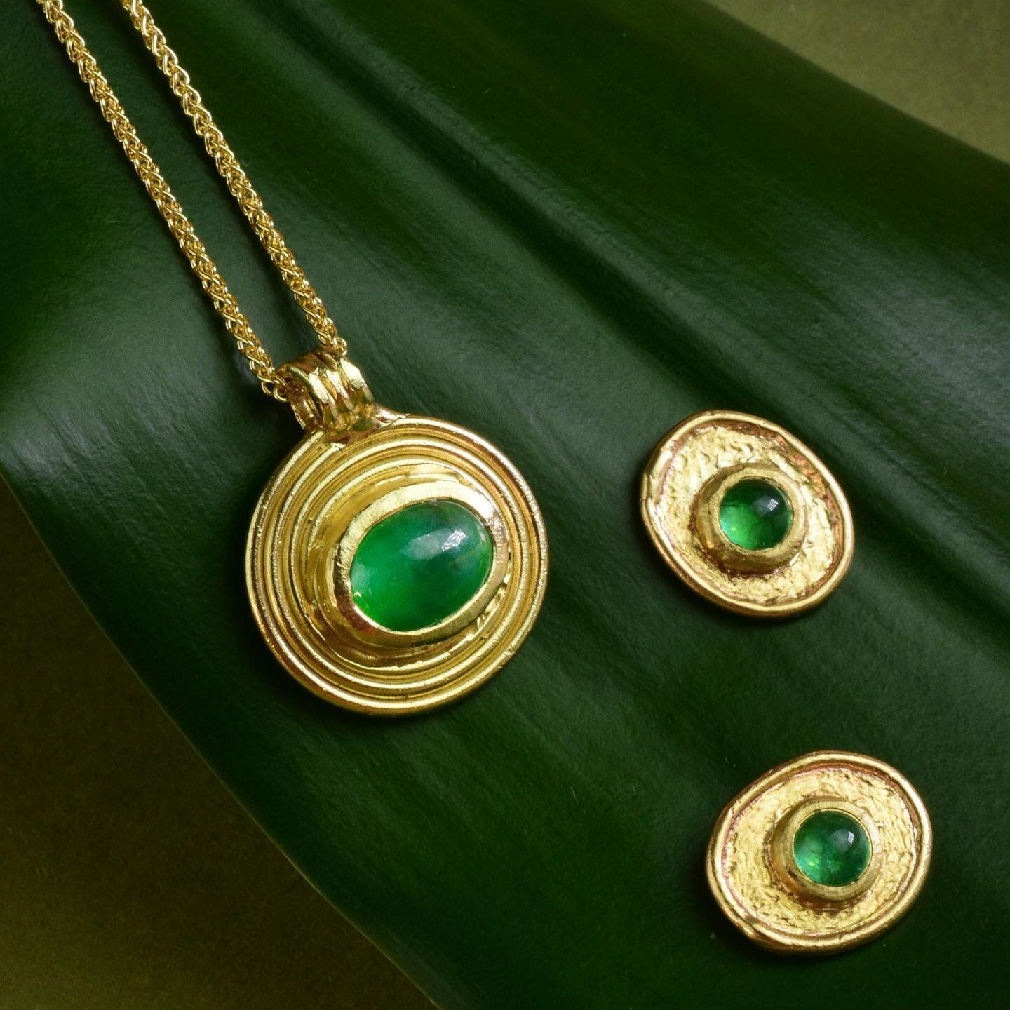 ~Emeralds~ at this point everyone knows we love emeralds, But who doesn&rsquo;t right?
The rich yellow gold and vibrant emerald green of our &ldquo;unearthed&rdquo; Pendant has proved really popular. Another one left our studio last week for a lucky 