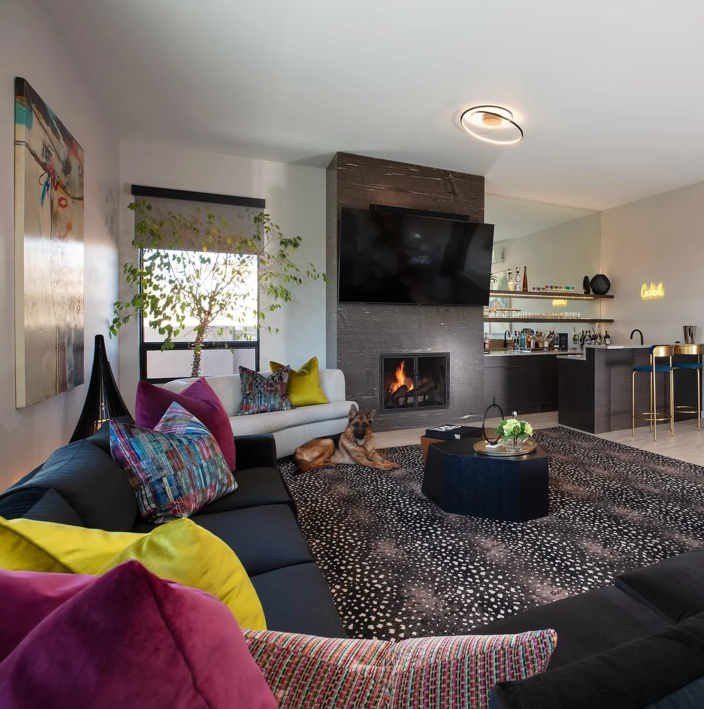 ✨ Ready to transform your space into an entertaining oasis? 🌿 Our stunning black velvet sofa paired with vibrant pillows perfectly showcases the adventurous spirit of our clients! Imagine this beauty surrounded by a striking animal print rug, a dram