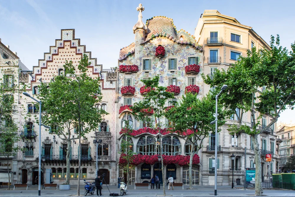 Sant Jordi in Barcelona with Casa Batllo — elena shamis