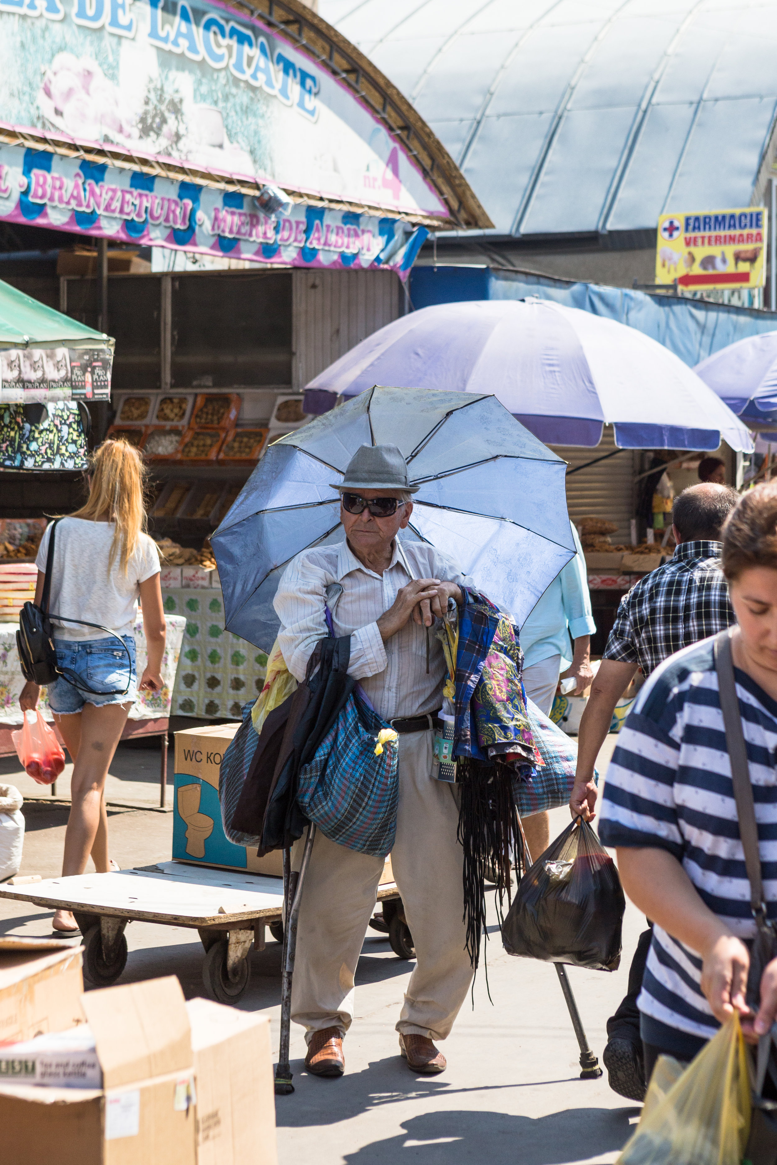 Chisinau_market_a man with umbrella.jpg