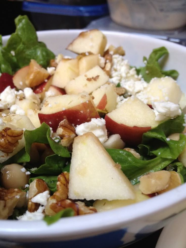 Spinach, apple, dried cranberries, chicken, gorgonzola crumbles, lowfat Cranberry Walnut Gorgonzola dressing. Also add to your liking: walnuts, broccoli, beets, slivered almonds, mushrooms and cucumber.