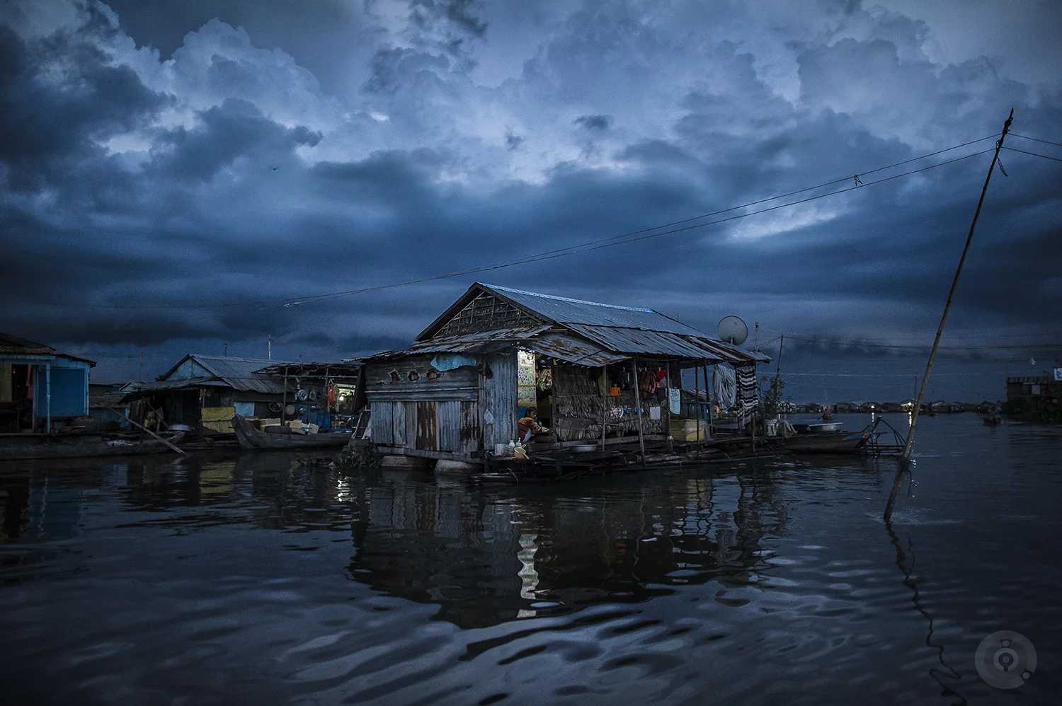 11252013 Floating home at dusk, Kompong Chhnang DSC0731_flat.jpg