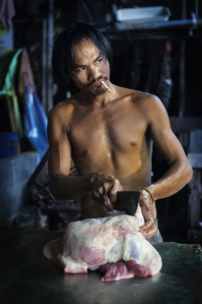 221111-เป๋-Bey-slicing-pork-vertical-ตลาดสดเทวราช-Thewes-Market-Bangkok-cutdown.jpg