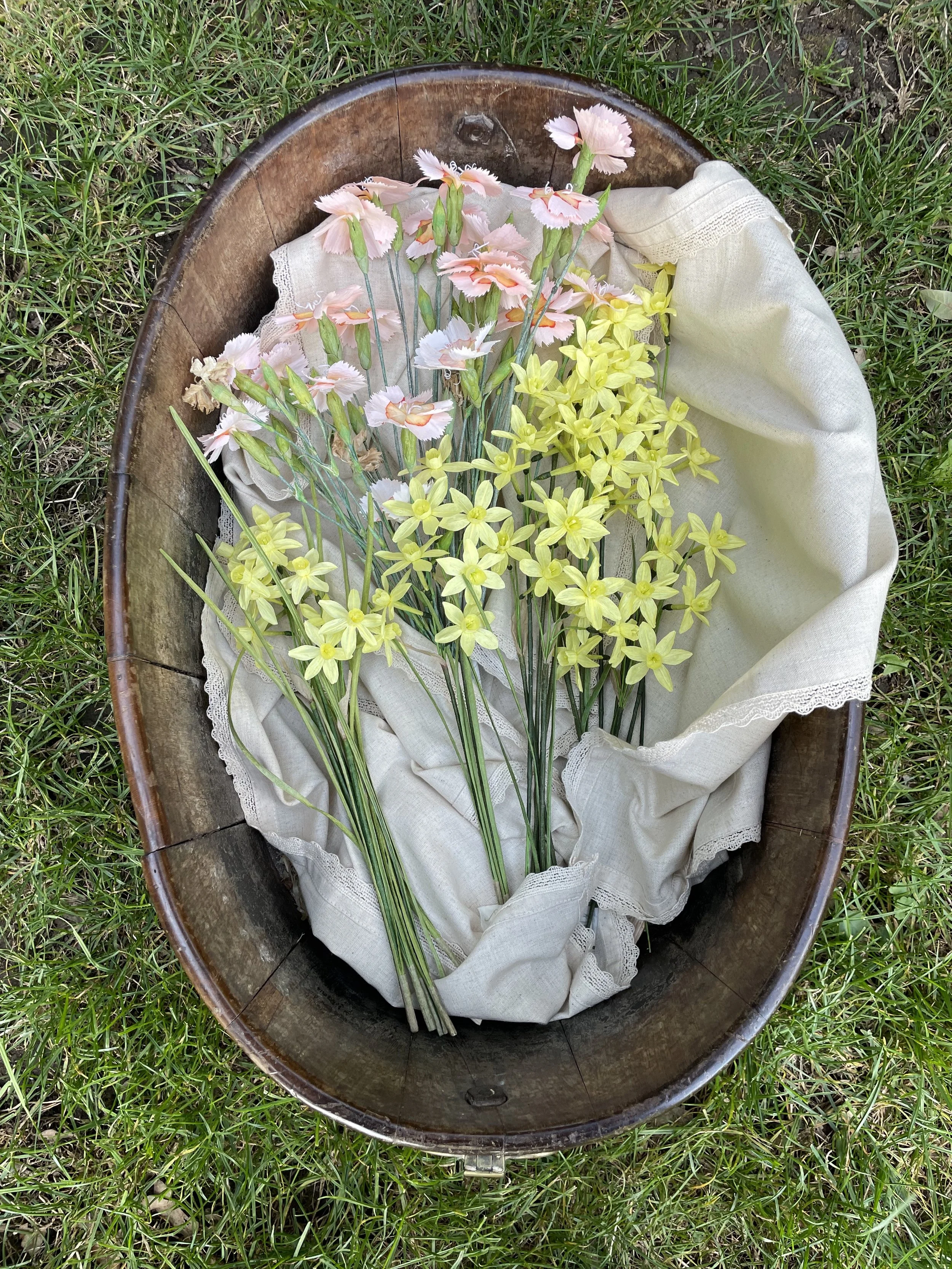 Goodnestone_Jonquils_Dianthus_Bucket2_Wk1.jpeg