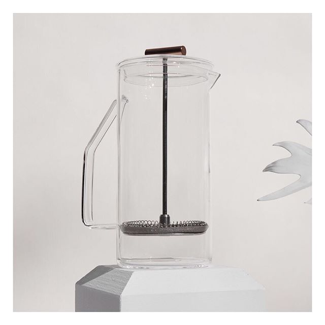 New American standards by independent design studio Yield. Love this Glass French Press which brews a beautifully full-bodied pot of coffee or tea in the traditional French Press method. @yielddesignco
#craft #design #homegoods #inspiration