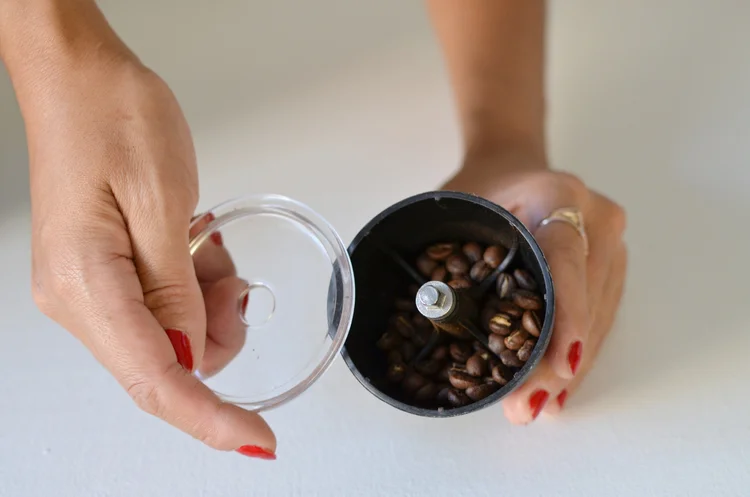 How Long Does It Take to Grind Coffee by Hand: Quick Guide