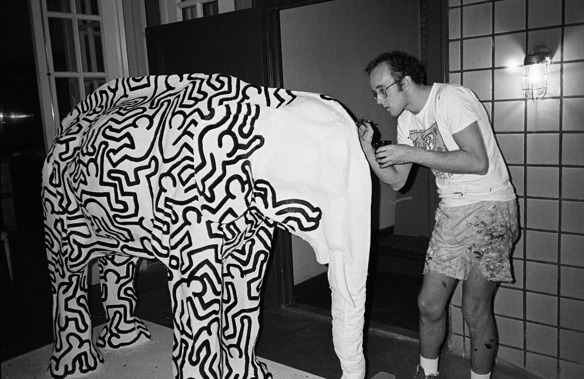  Keith Haring paints Andy Warhol’s paper-mâché elephant. (1986) 