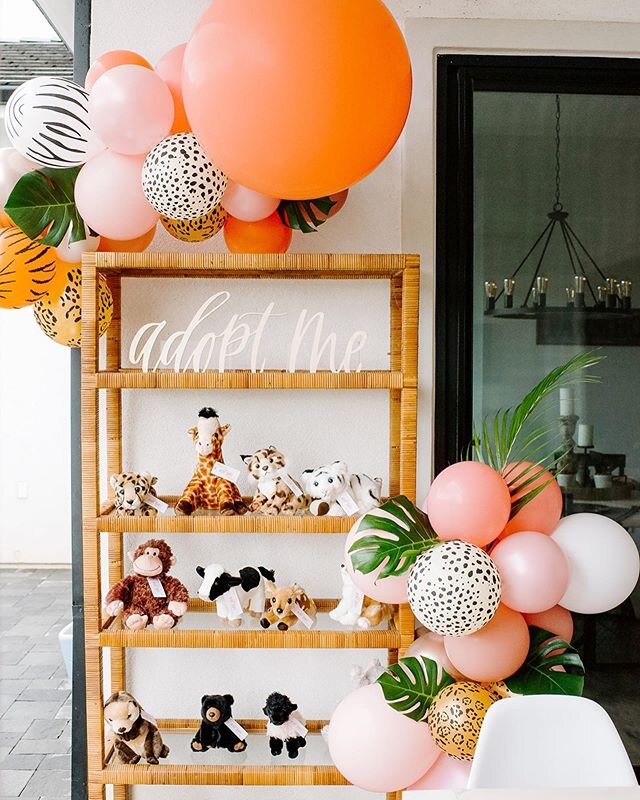 Hey there all you cool cats and kittens! 🐾
This adorable Wild One birthday party was planned months ago, but it&rsquo;s subtly on trend with Tiger King and I can&rsquo;t unsee it. 
Planning + Design: @detailsdarling
Photo: @arawcollection 
Florals: 