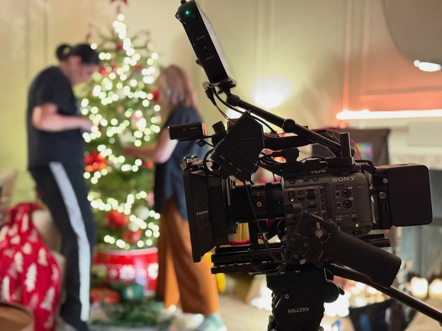 Lights, Camera&hellip; Christmas! A quick BTS snap from a festive TV ad I shot back in June this year. Certainly felt strange wrapping tinsel in a heatwave. Will share results soon!
#dop #cinematographer #setlife #advertising #sonyfx6 #cookesp3