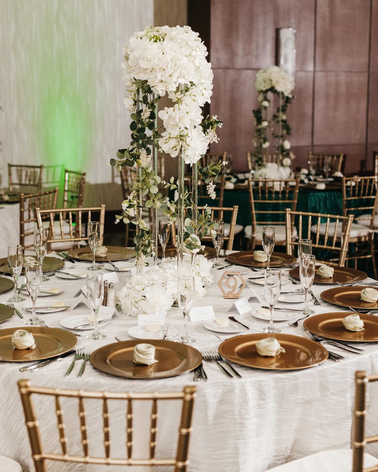 Wedding Planner Tip: Alternate between high &amp; low centerpieces for the reception to create depth 
📷@cjjrphoto 
.
.
.
.
.
.
.
.

#indianweddingplanner #weddingplanner #eventplanner #eventcoordinator #sarasotaweddingplanner #sarasotawedding #luxur