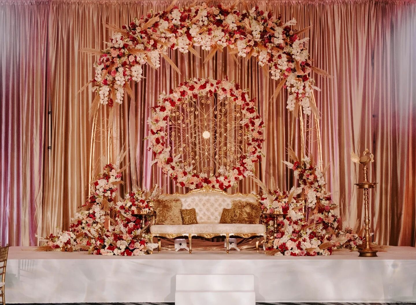 Talk about a statement reception stage.  Absolutely love the way it looks 😍 
.
.
.
.
.
.
.

#indianweddingplanner #luxuryweddingplanner #luxuryeventplanner #southasianwedding #tampabride #indianbridalattire #inthedetails #receptionsetup #receptionst