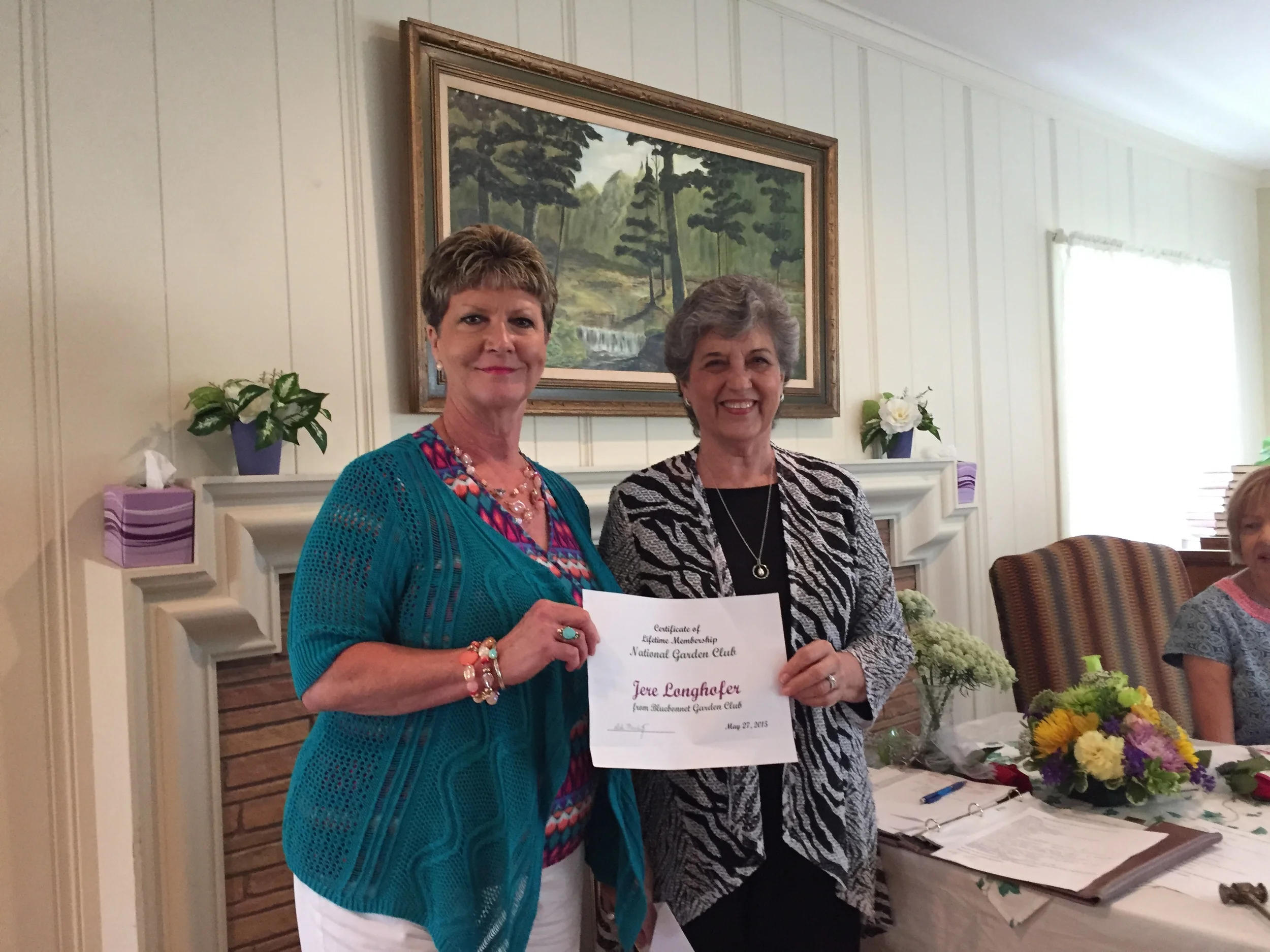 Debi Meschwitz presenting Jere Longhofer with a certificate for Lifetime Membership in National Garden Club.
