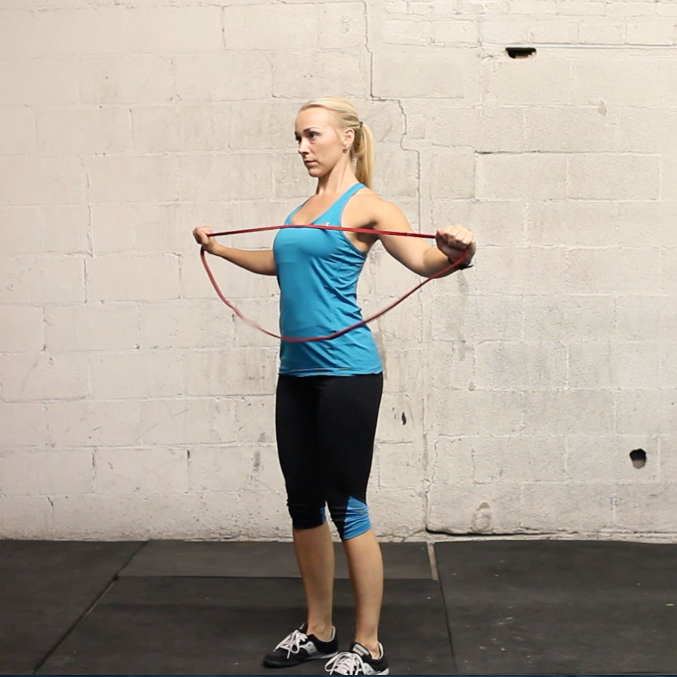 Warm up superset: band pullapart + lunge
