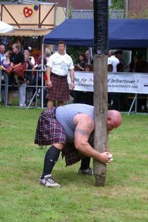 Ed steadies the caber.