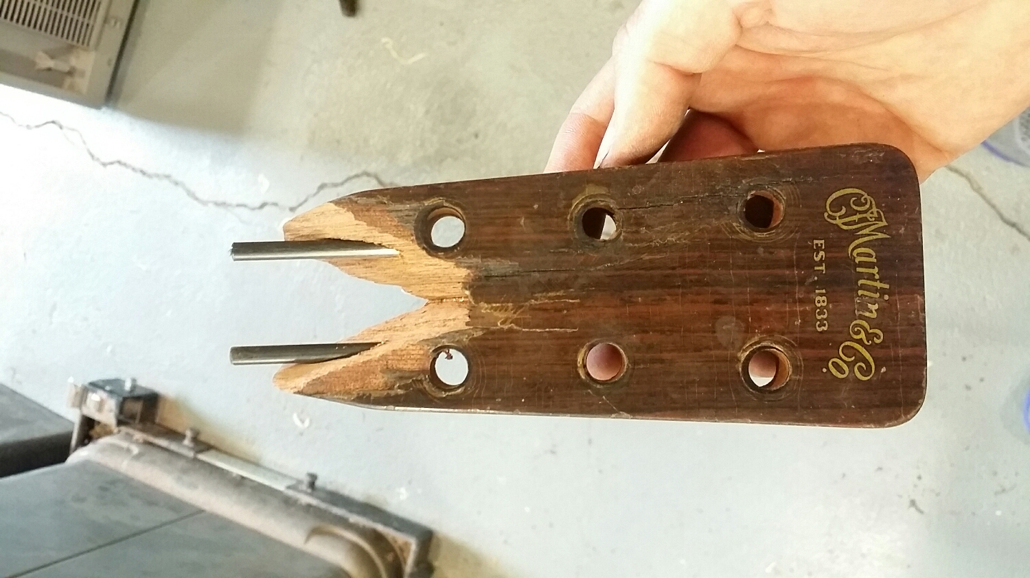 only 2 rods are shown here but there is a third in the middle