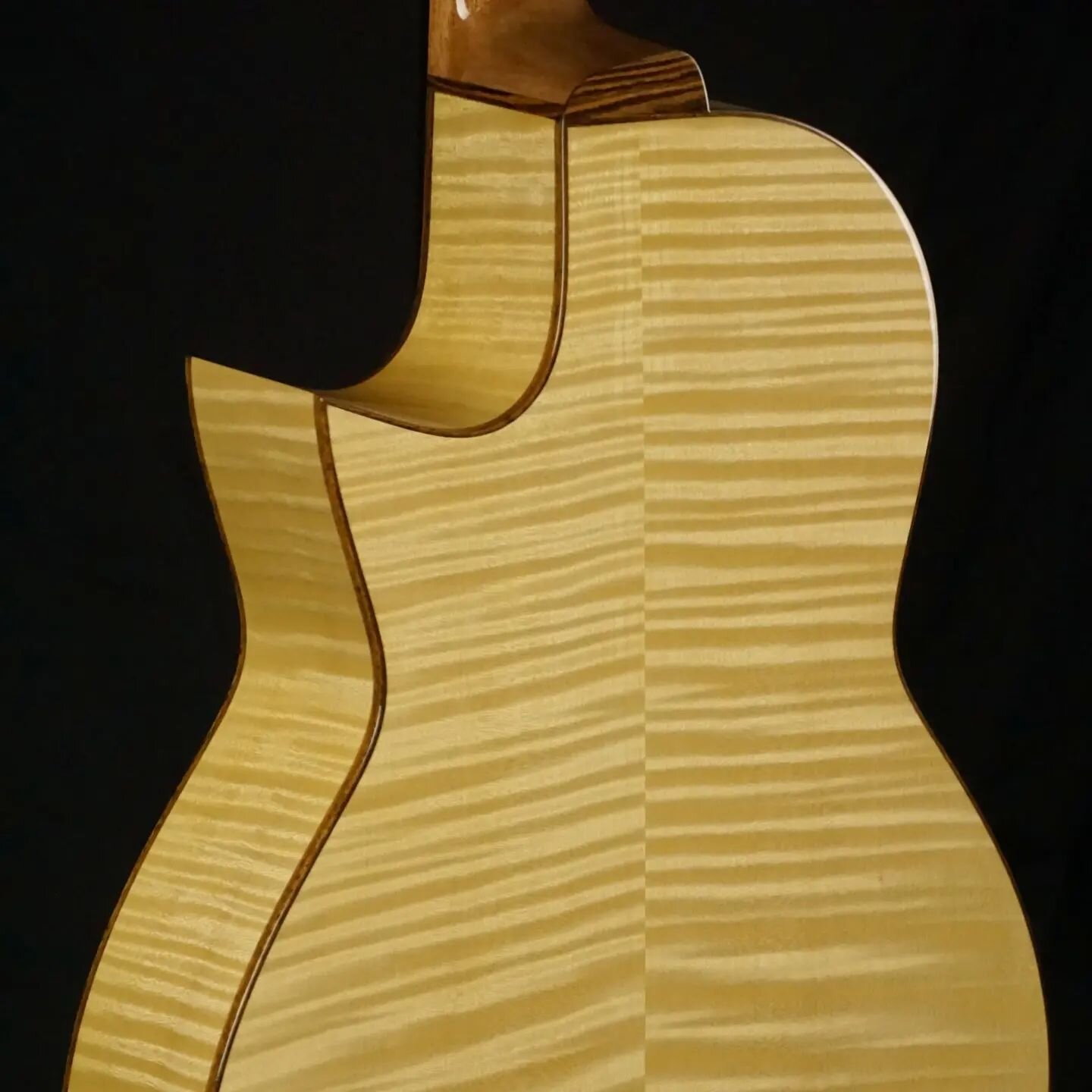 A recently completed 00-12 with a cutaway.  My one steel string build this year.  This flamed European maple is beautiful. 

#00guitar #customguitars #madeinoregon #flamedmaple #guitarmaking