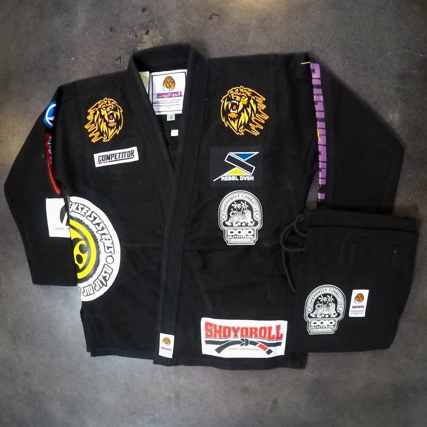 🦁 A throwback to the vibrancy and flair of the kimonos from the 90&rsquo;s/2000&rsquo;s era. Catch batch #124 in the Dojo Gi Vault, as always, brand new and unworn!