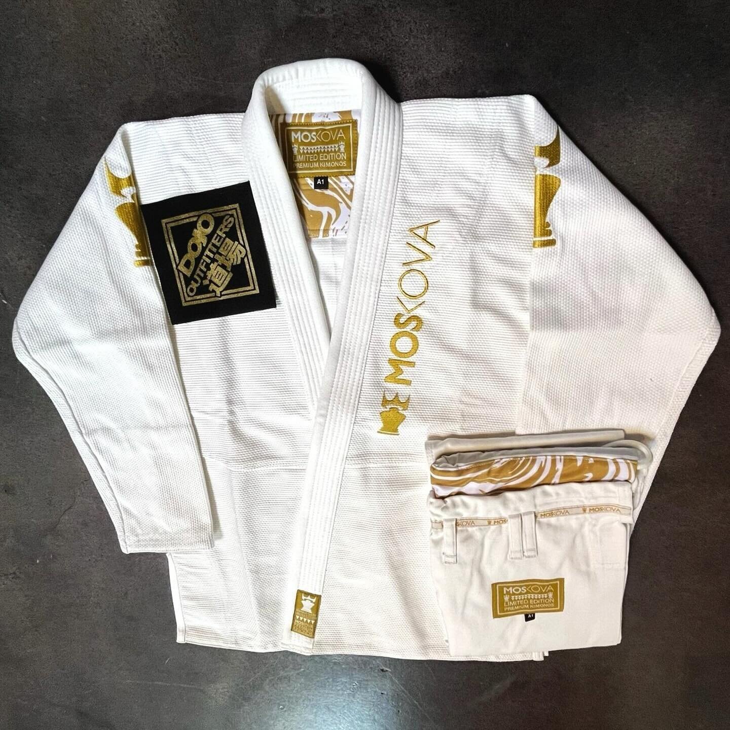 A lycra lined 450gsm jacket combined with 10oz cotton twill pants, this gi is approved for IBJJF competitions. A limited offering from @moskova and dripping in Gold.
.
⚡️ All his in the Dojo Gi Vault are brand new! Check out the wide selection.