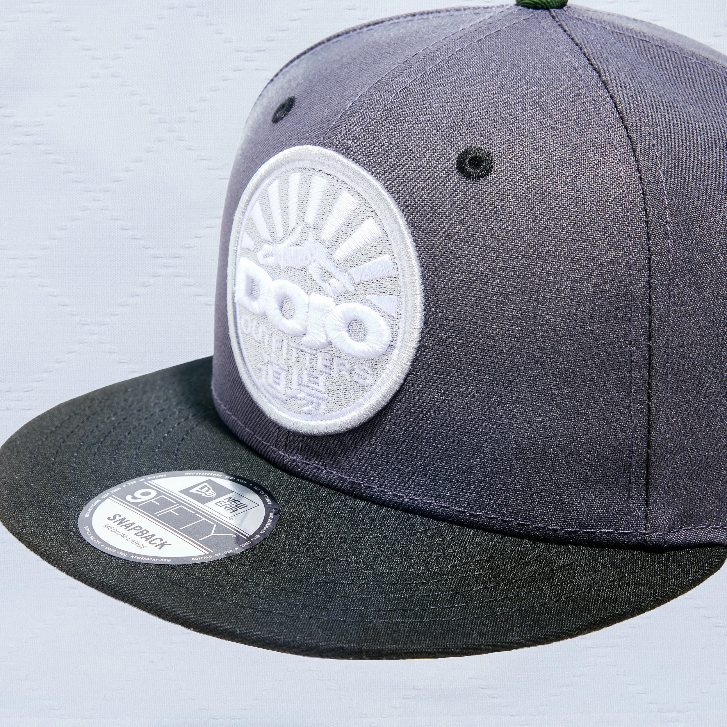 Dojo_Hat_NewEra_Rising-Hood_Grey-White-Black_11723.jpg