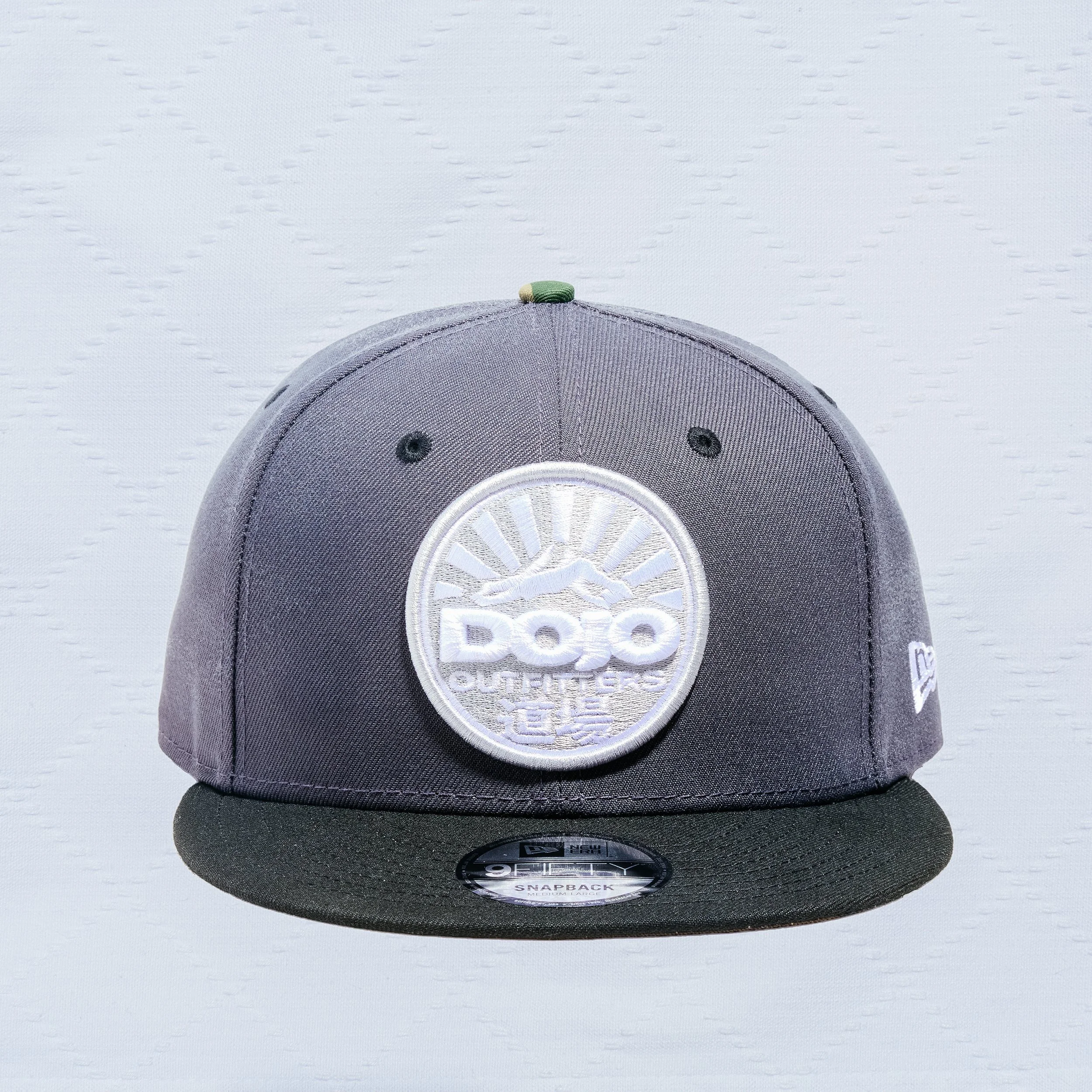 Dojo_Hat_NewEra_Rising-Hood_Grey-White-Black_11720.jpg