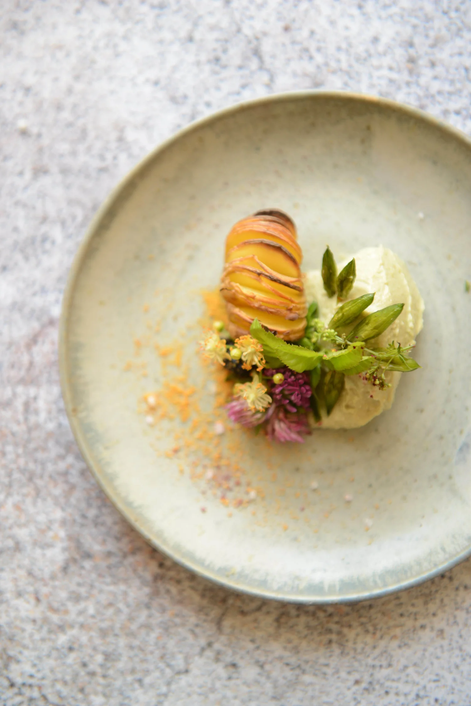 Baked potato, bear's garlic spread with curd cheese, dried bear's garlic buds, flowers, orange salt.