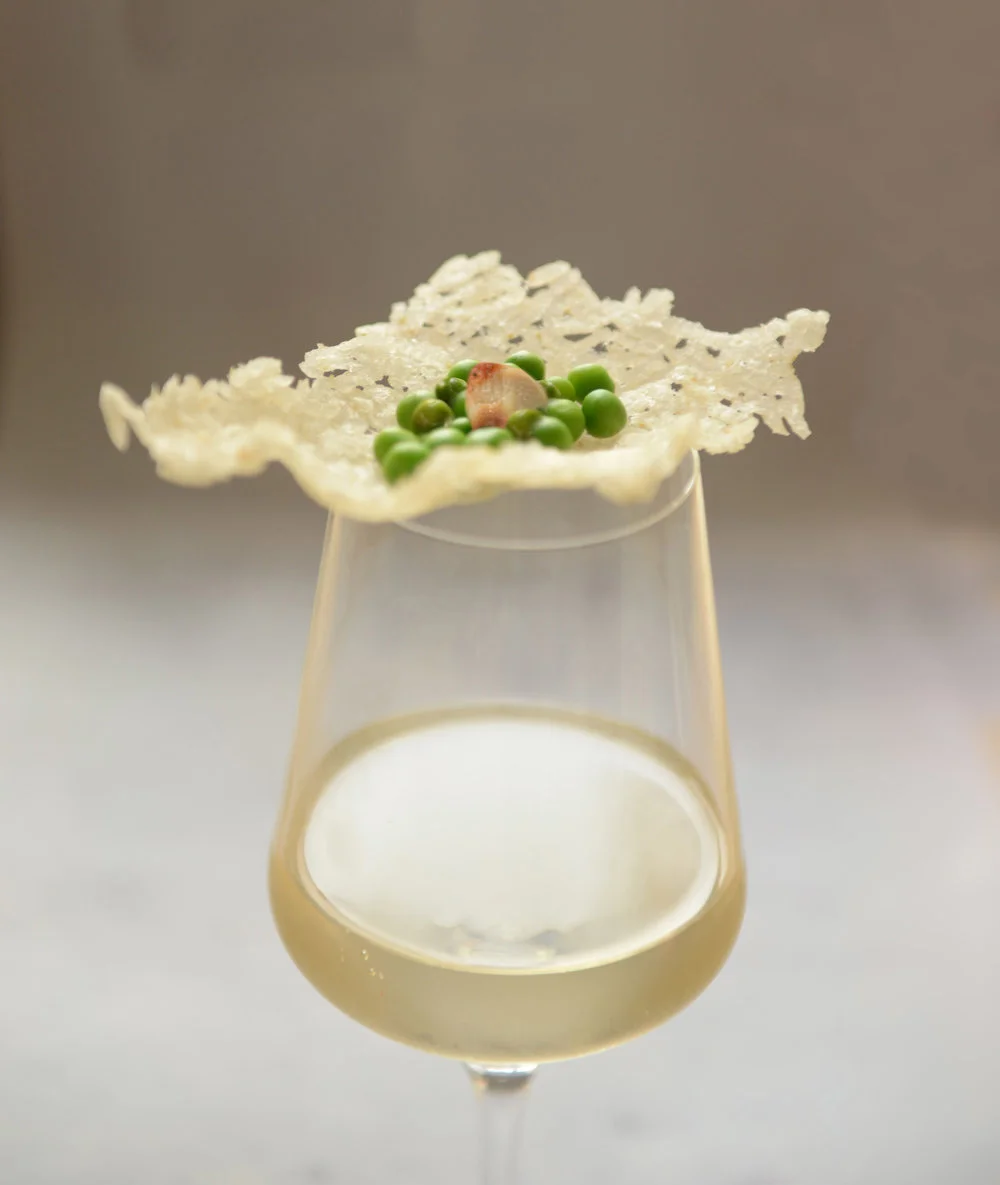 "Risi-Bisi" with chicken: Grilled peas and chicken on rice crackers.