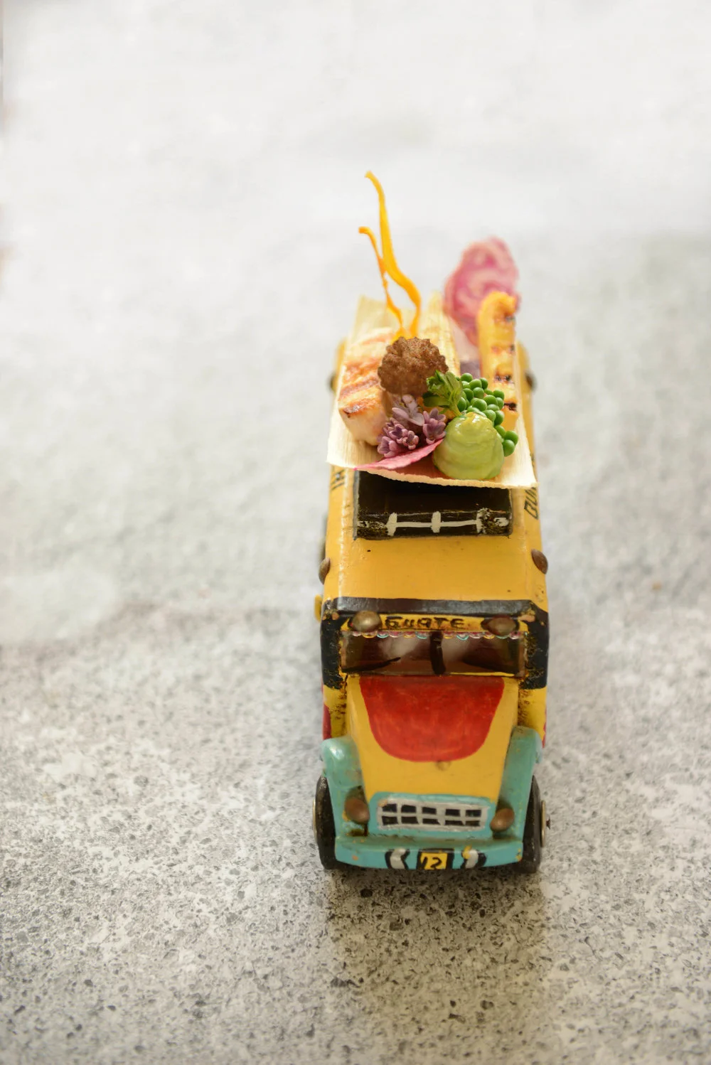Chicken Bus: chicken, pineapple, avocado cream, vegetable chips.