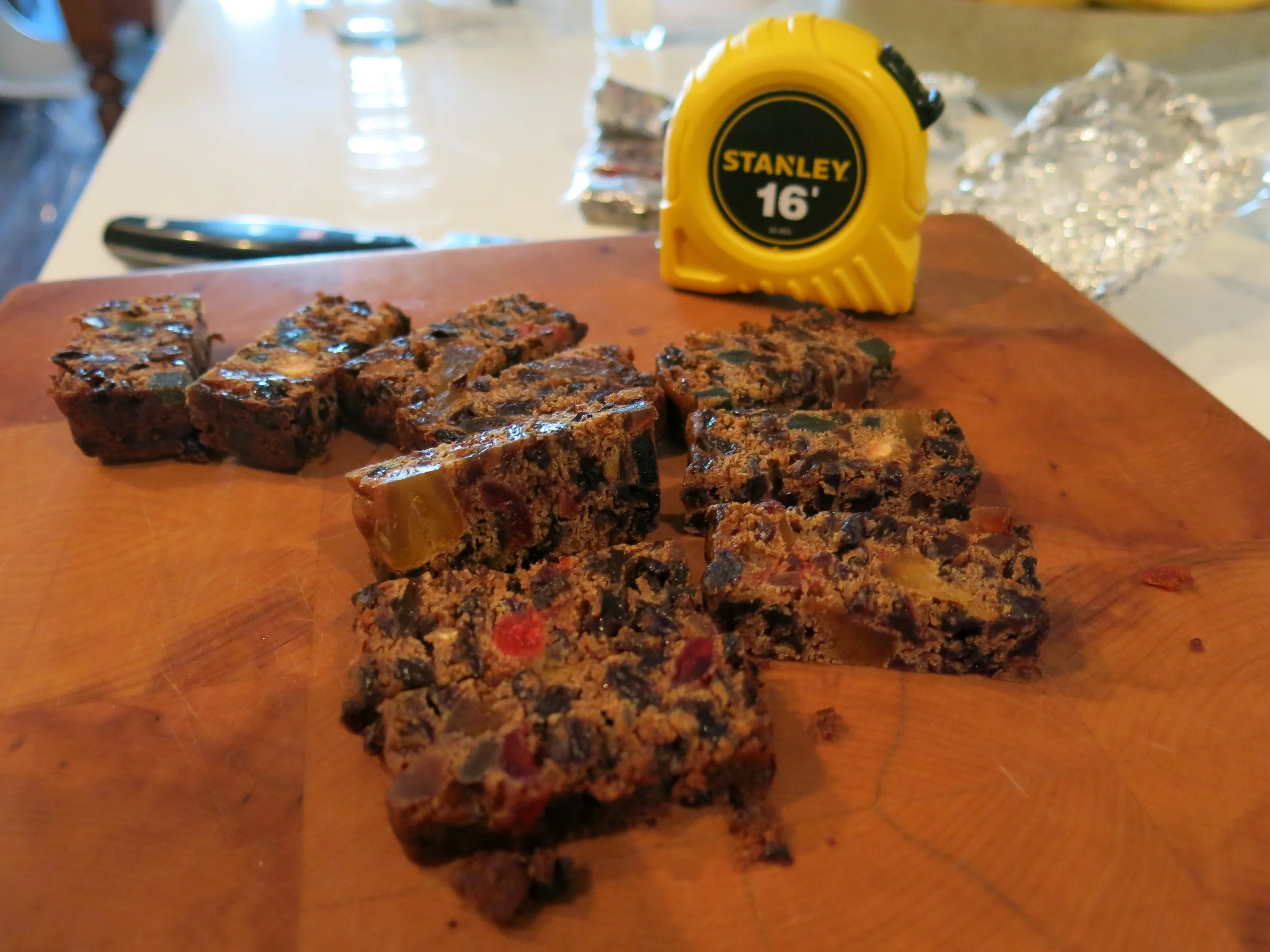 Cutting the fruitcake is easier if you use a tape measure. Just make sure it's clean.