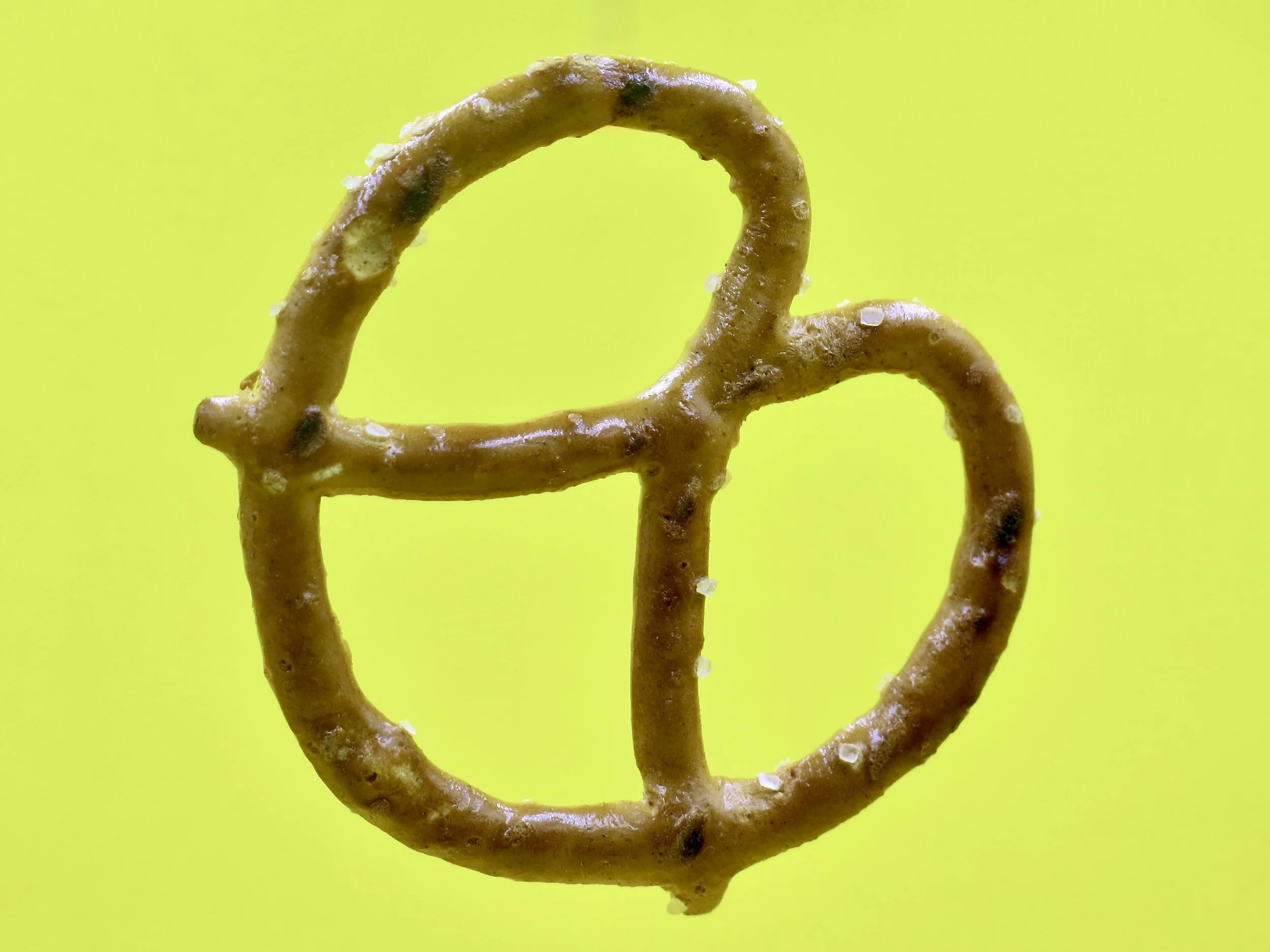 A single No Name brand pretzel.
