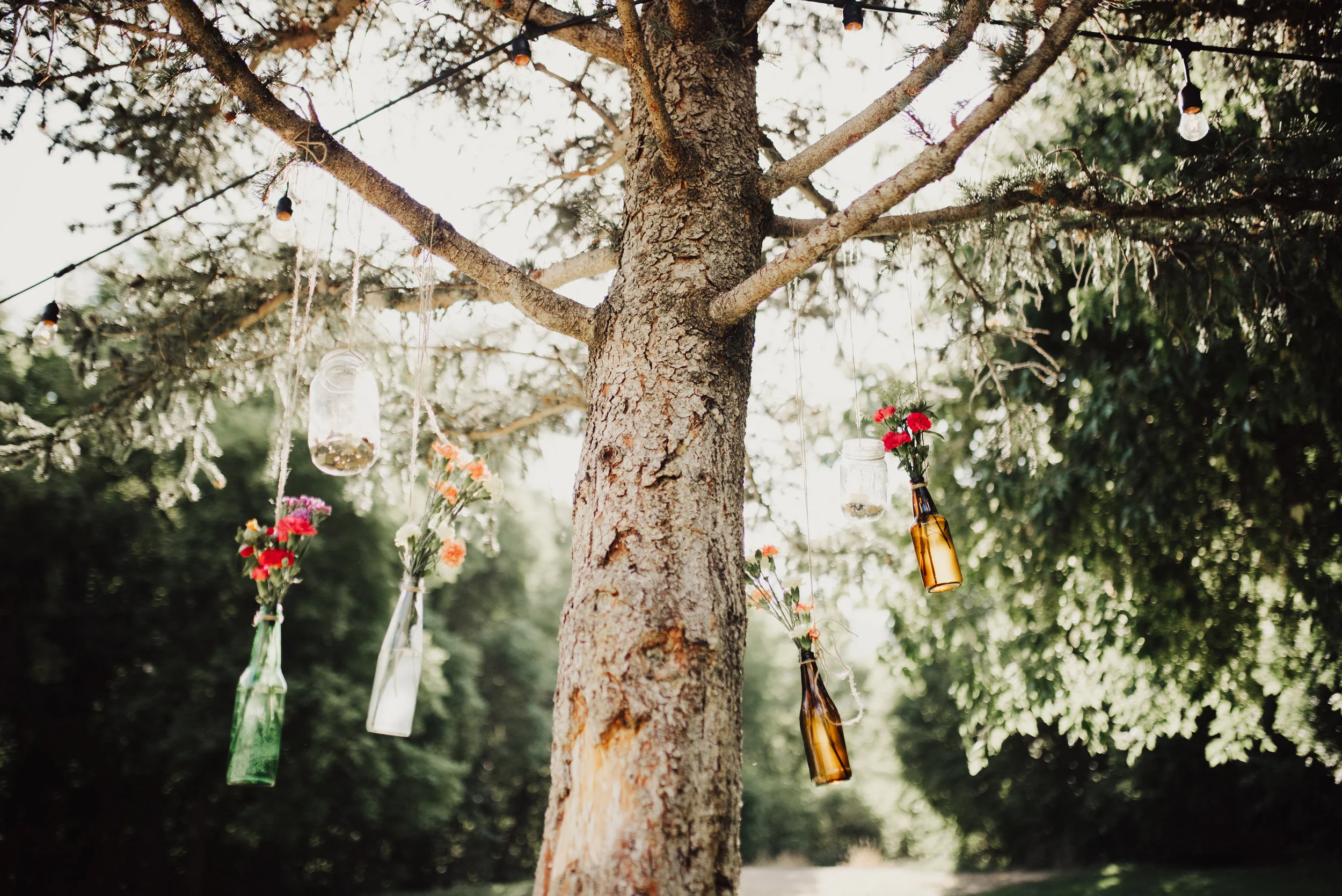 floral-wedding-jars-strung-on-trees.jpg