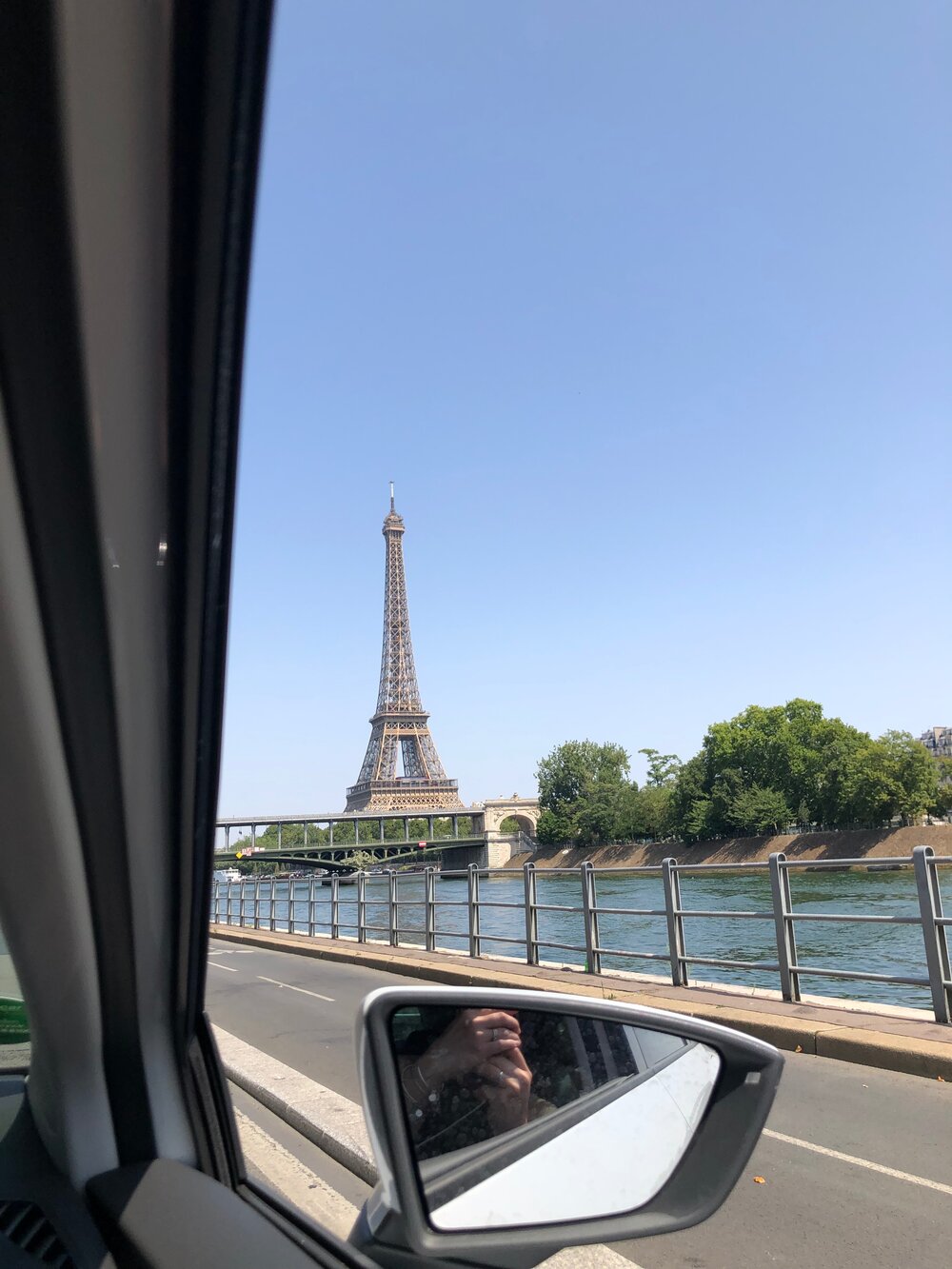  View of the Eiffel Tower while driving along the Seine 😍 