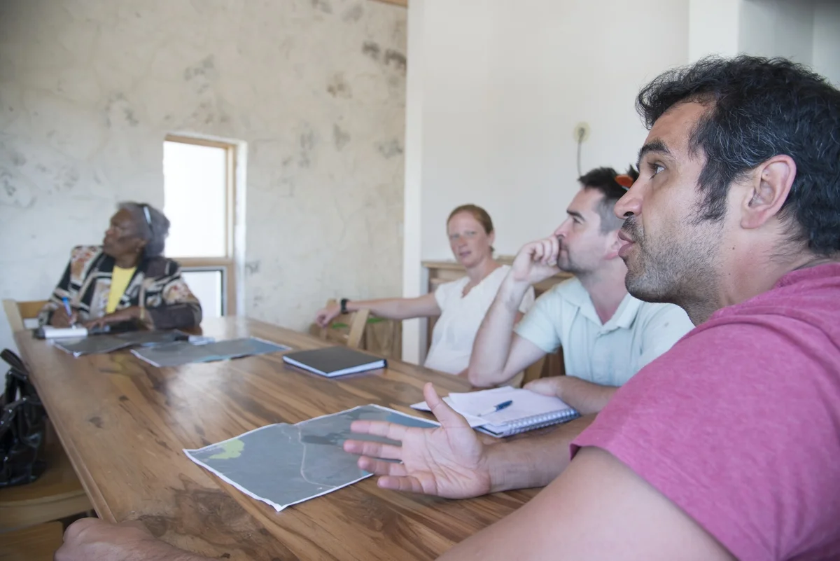 Shirley Burrows (left) discussed Turtle Lake with Kinship Conservation Fellows Tanya Bryan, Csaba Vaszko, and Fernando Bretos at the Island School Campus. Courtesy of Neil Ever Osborne and iLCP