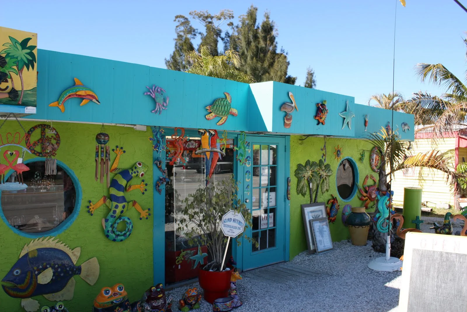 pretty busy building in Matlacha 2.26.10.JPG