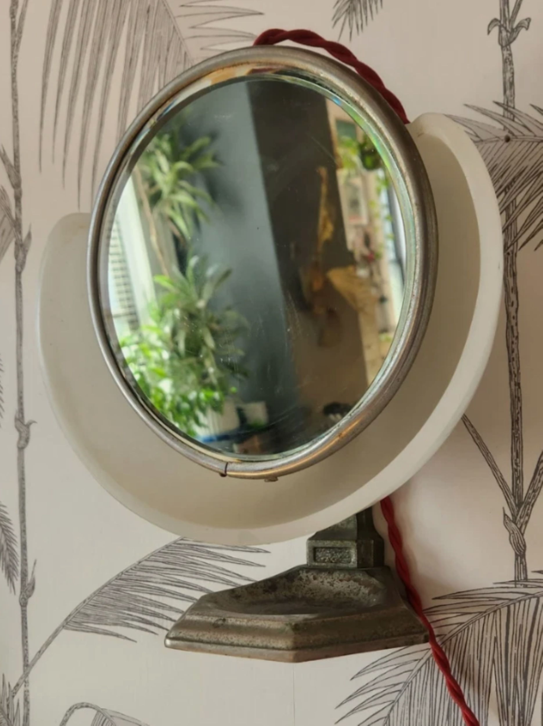 Vintage Vanity Mirror with Light 9.png