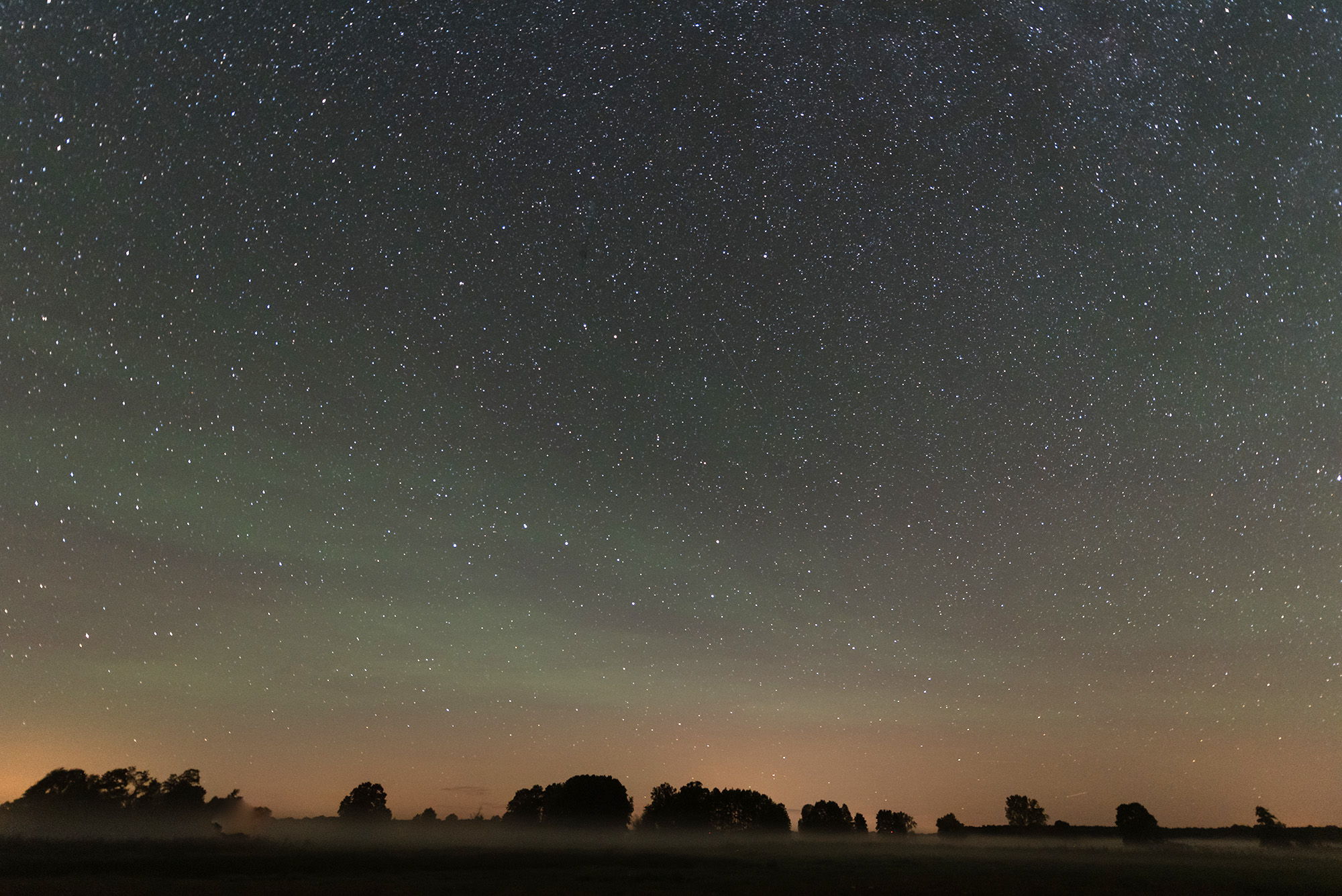 Nachthimmel mit kräftigen Airglow (an der grünen Färbung erkennbar).
