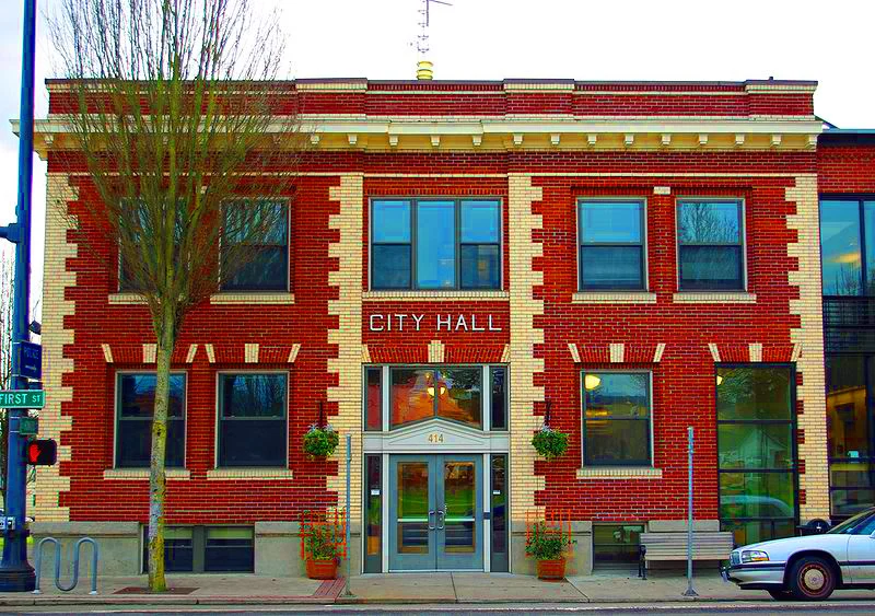 800px-Newberg_Oregon_city_hall.JPG