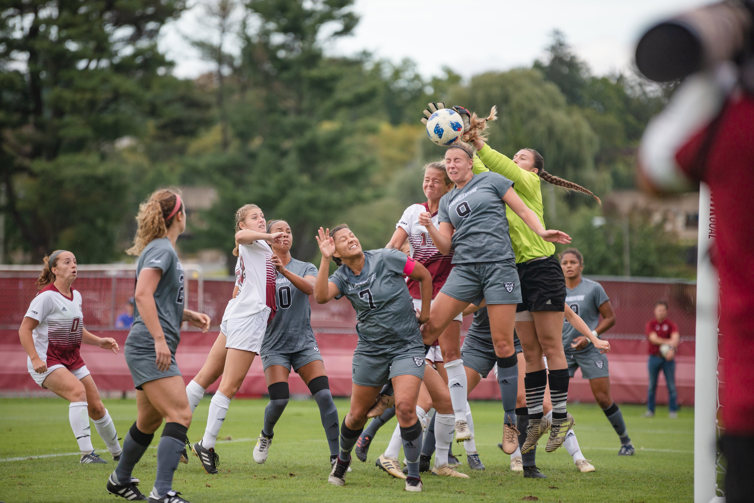  The Minutewomen held off St. Bonaventure at home on Thursday, Sept. 27, 2018, winning 1-0 in Amherst.  (Photo by Judith Gibson-Okunieff) 