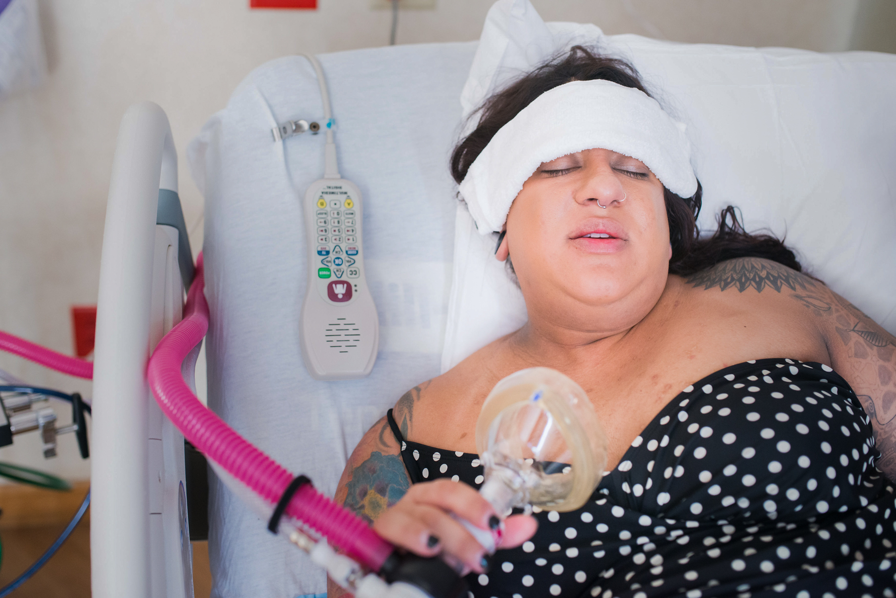 denver-birth-photographer-university-of-colorado-labor-nitrous-oxide