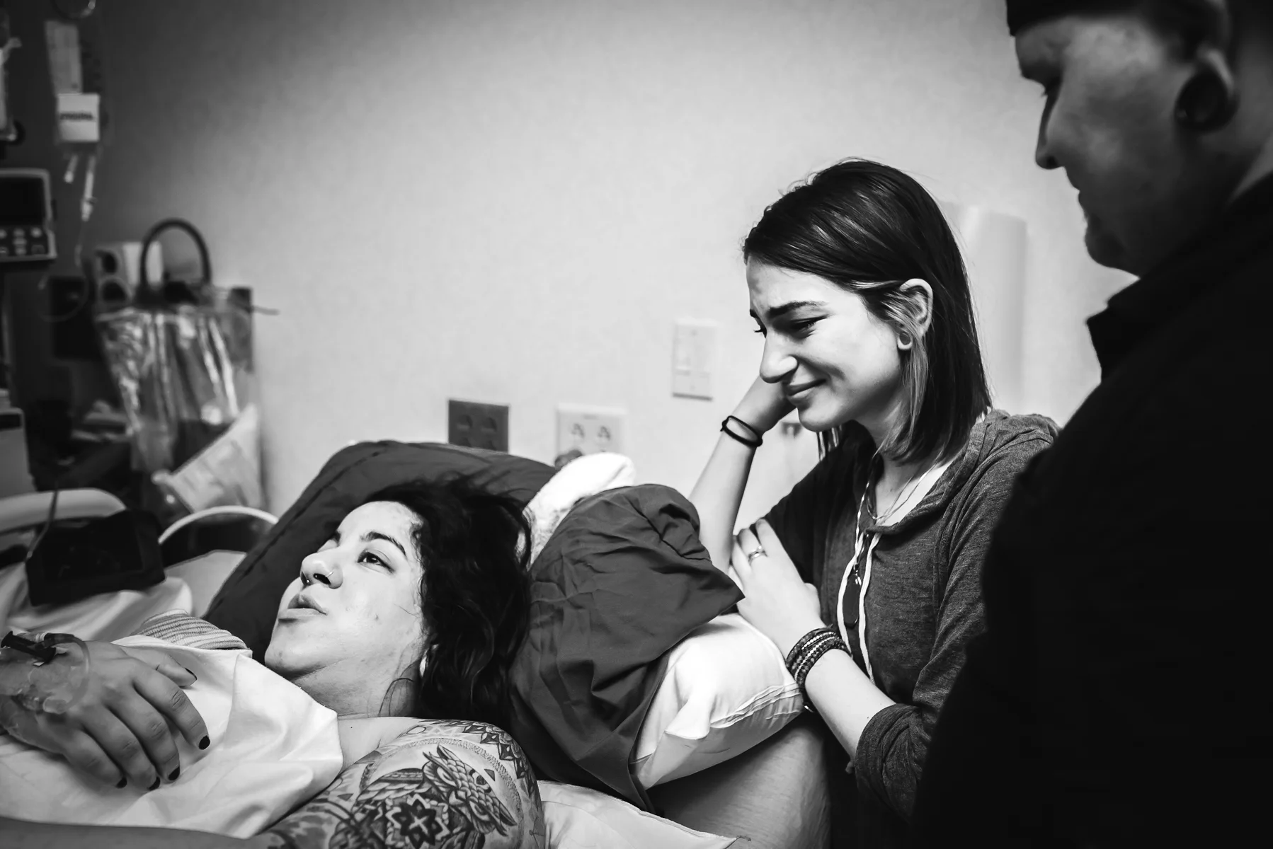 denver-birth-photographer-family-admires-baby