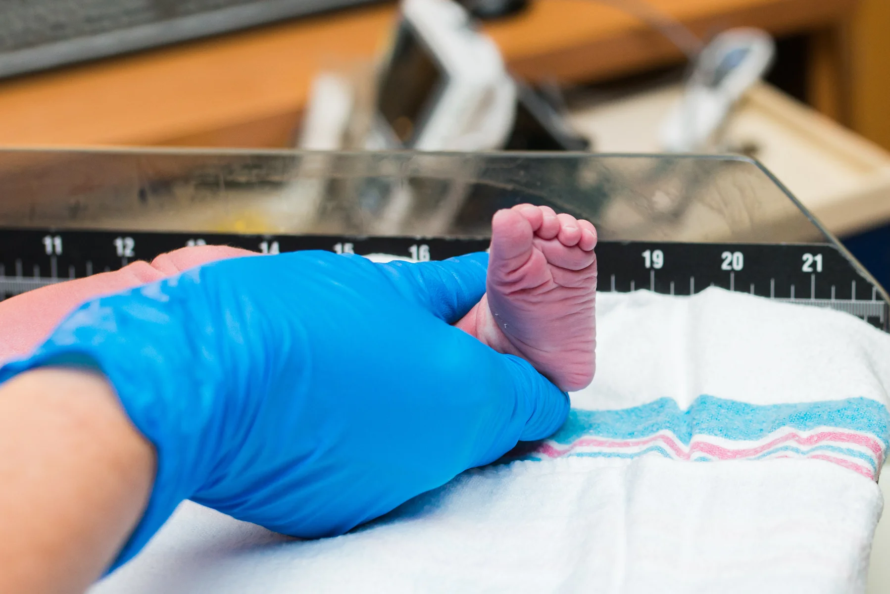 denver-birth-photographer-measuring-foot