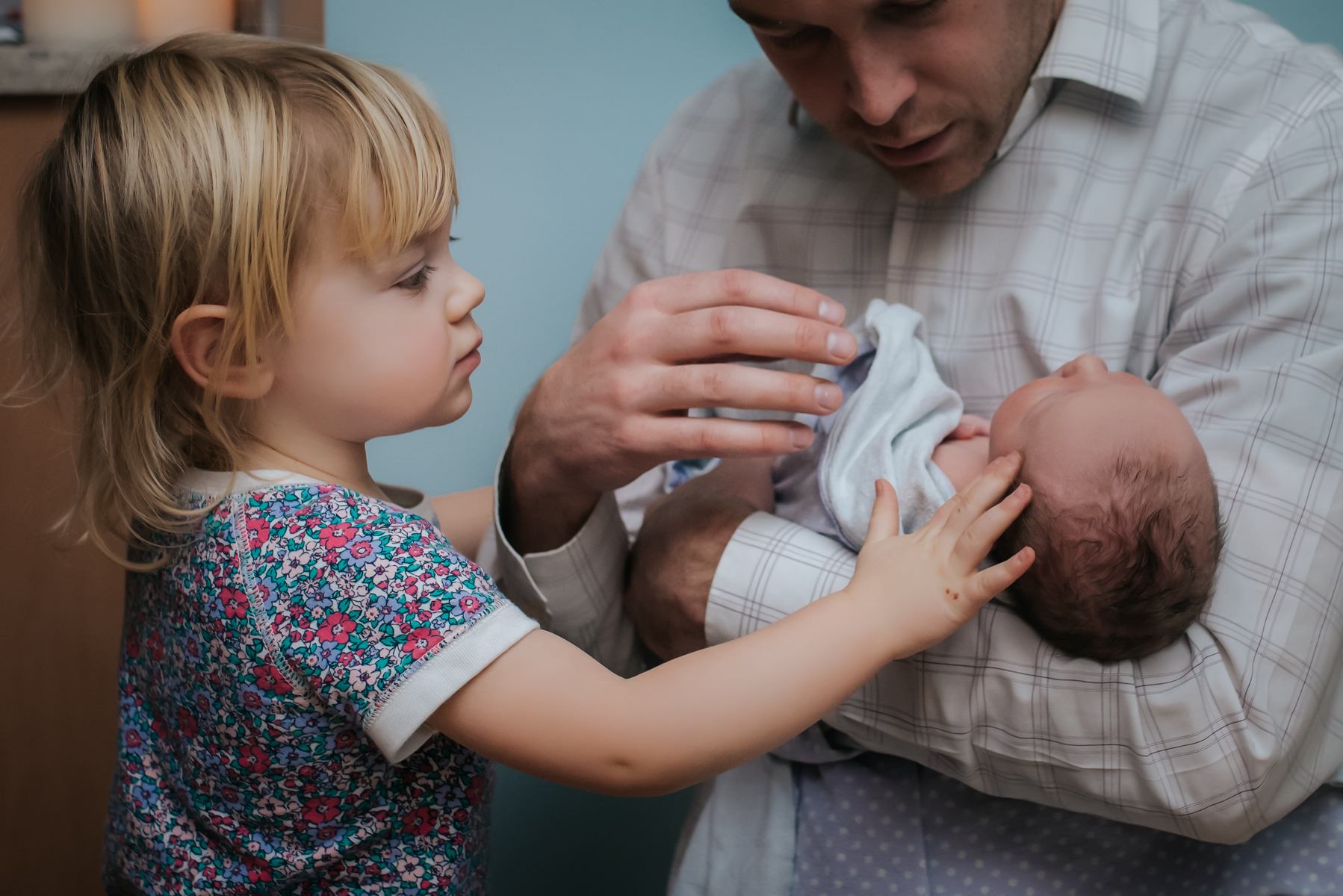 New-Big-Sister-Touches-Baby-Birth-Photos