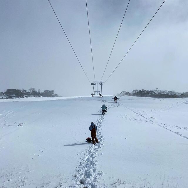 Froth level high at Smiggs today 😁 Nice dry snow for the 2nd of May!
#perisher #smiggins #smigginsholes #freshsnow #snowymountains #pow
Photo: @selenahill 
Location: @perisher_resort