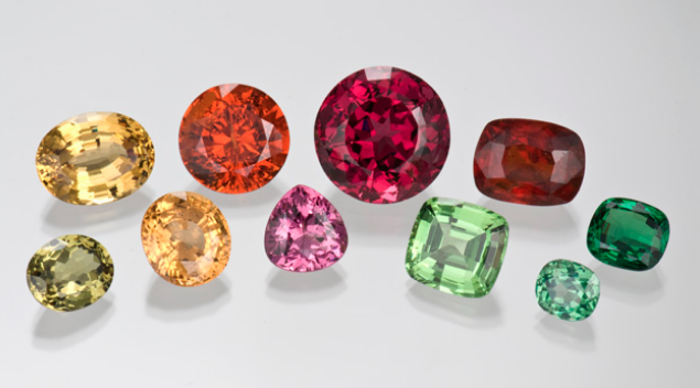 Garnet_gemstone_colors.png