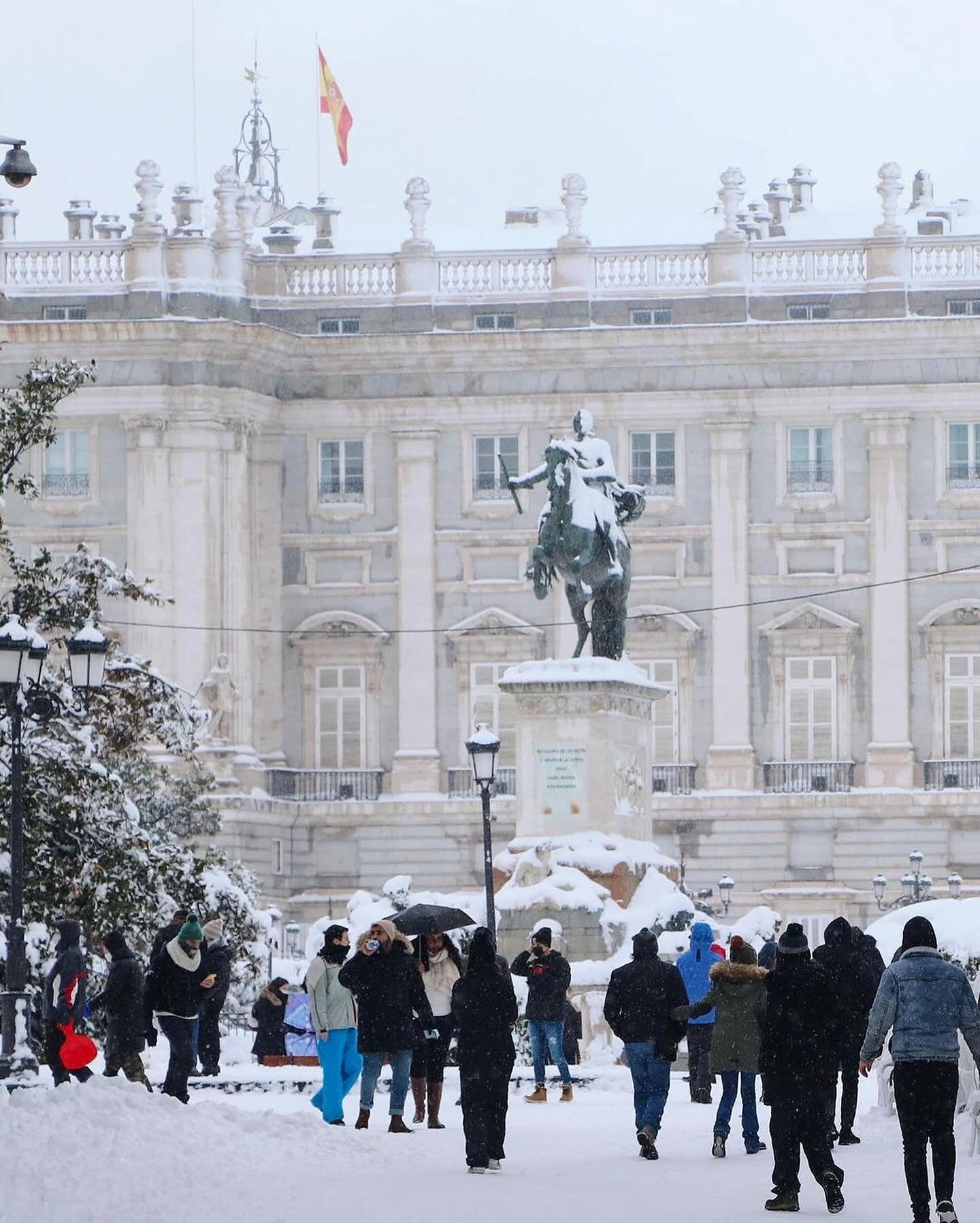 Madrid in snow is magical - Wishing you all a wonderful Christmas 🎄 🌟🤩

Credit to @mi_bello_madrid 

🙏DM for credit or removal 🌟

⛄️ &iexcl;Oh blanca Navidad! Estampas de Madrid imposibles de olvidar! 🤍 #filomena 

😍Qu&eacute; bonito se ve&iac