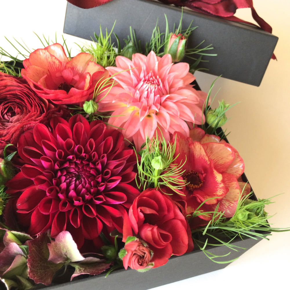 Berry BlackのBOXには鮮やかなレッド系のお花もとてもよく似合います。